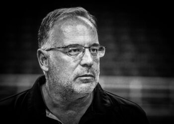 Κηδεία Θανάση Σκουρτόπουλου: Συγκίνηση στο τελευταίο αντίο στον Έλληνα προπονητή