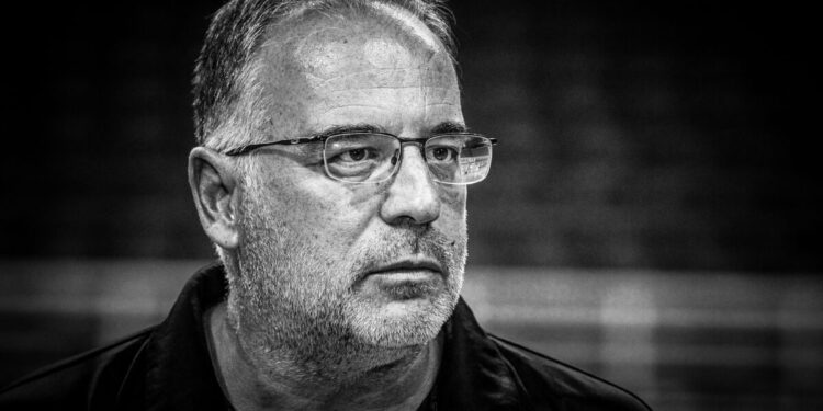 Κηδεία Θανάση Σκουρτόπουλου: Συγκίνηση στο τελευταίο αντίο στον Έλληνα προπονητή