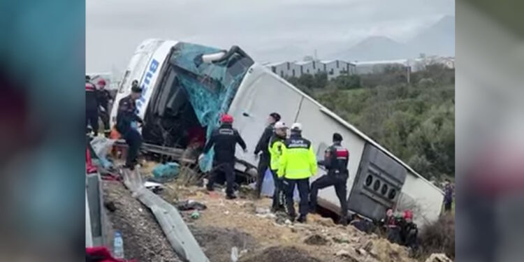Τουρκία: Τροχαίο με πολλούς νεκρούς και τραυματίες από ανατροπή λεωφορείου στην Αττάλεια – Συγκλονιστικές εικόνες