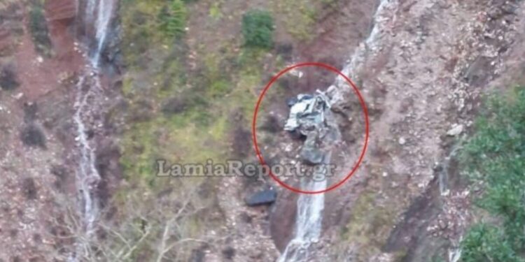 Ευρυτανία: Σε γκρεμό από 300 μέτρα έπεσε το αυτοκίνητο του 59χρονου θύματος – Σοκαριστικά πλάνα από το κατεστραμμένο όχημα