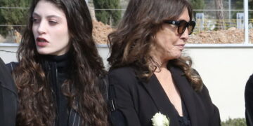 Λάκης Ραπτάκης: Το τελευταίο «αντίο» στον επιχειρηματία – Συντετριμμένη η Βάνα Μπάρμπα, στο πλευρό της η κόρη της