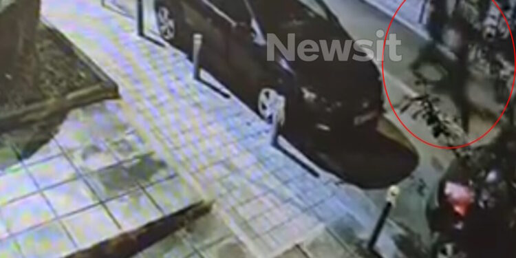 Καλαμαριά: Παραδόθηκε ο 23χρονος που αναζητούνταν για τη δολοφονία του 20χρονου – «Μου επιτέθηκαν 5 άτομα»