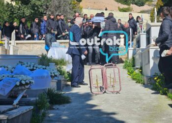 Λουτράκι: Ράγισαν καρδιές στο τελευταίο αντίο του 17χρονου Αλέξη – Οι φίλοι του σήκωσαν το φέρετρο