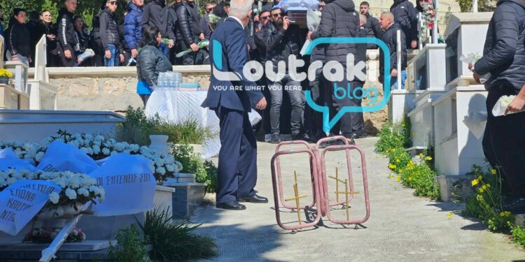 Λουτράκι: Ράγισαν καρδιές στο τελευταίο αντίο του 17χρονου Αλέξη – Οι φίλοι του σήκωσαν το φέρετρο