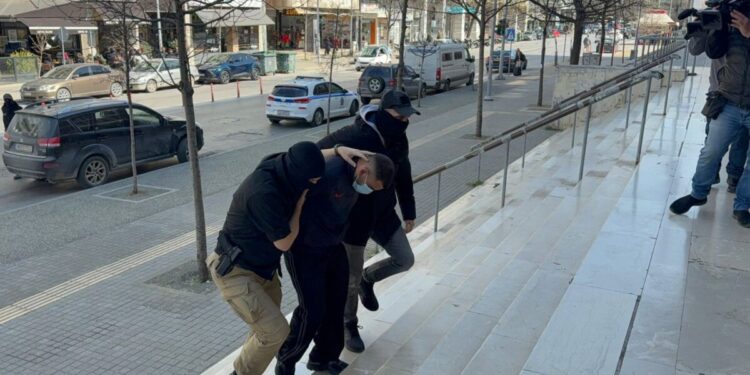 Καλαμαριά: Στον εισαγγελέα ο 23χρονος για τη δολοφονία του 20χρονου – Αναζητούνται ακόμη 2 άτομα, άγνωστα τα κίνητρα