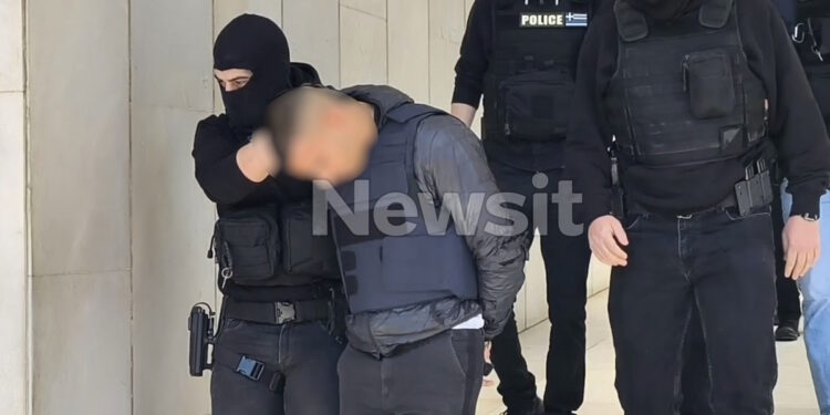 Άγιος Δημήτριος: Σοκαρισμένη η πρώην κοπέλα του δράστη της δολοφονίας – «Το μαχαίρι το είχε πάντα κρυμμένο στην ντουλάπα»