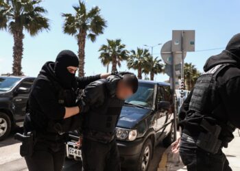 Δολοφονία στον Άγιο Δημήτριο: «Για μια γυναίκα πλακωθήκανε, έχω τρελαθεί» ξεσπά ο παππούς του 20χρονου κατηγορούμενου