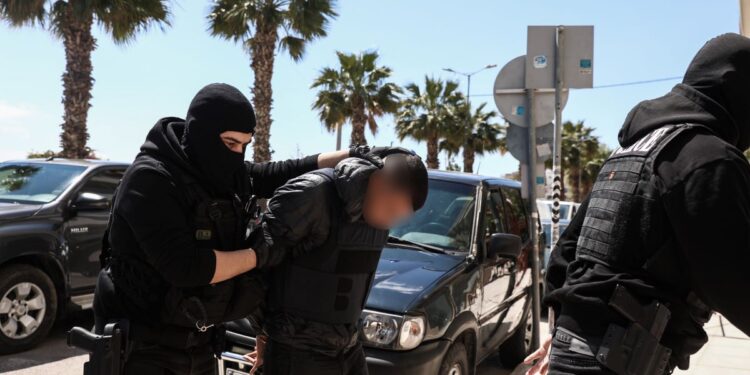 Δολοφονία στον Άγιο Δημήτριο: «Για μια γυναίκα πλακωθήκανε, έχω τρελαθεί» ξεσπά ο παππούς του 20χρονου κατηγορούμενου