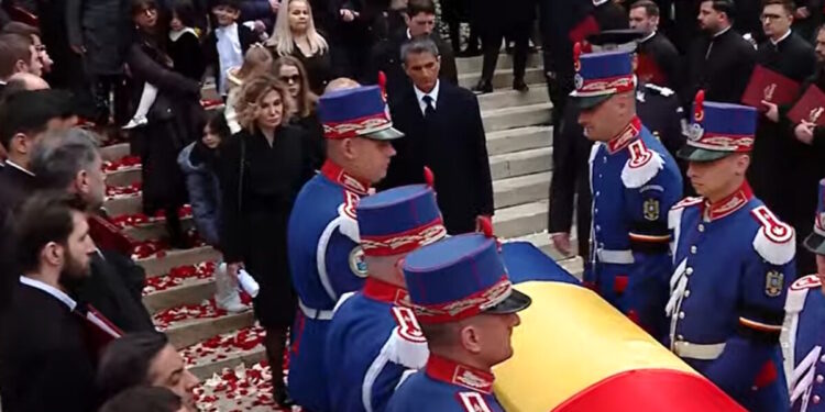 Μιρτσέα Λουτσέσκου: Βουβός πόνος για Ραζβάν Λουτσέσκου, το τελευταίο «αντίο» στον θρυλικό προπονητή της Ρουμανίας