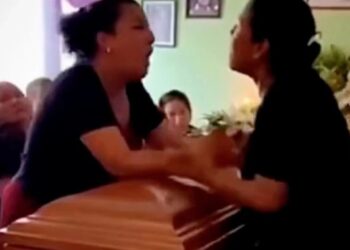 Κυριολεκτικά «πάνω από το πτώμα μου»: Ερωμένες πλακώθηκαν πάνω από το φέρετρο σε κηδεία στο Μεξικό