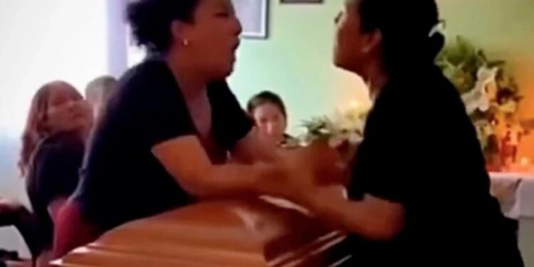 Κυριολεκτικά «πάνω από το πτώμα μου»: Ερωμένες πλακώθηκαν πάνω από το φέρετρο σε κηδεία στο Μεξικό