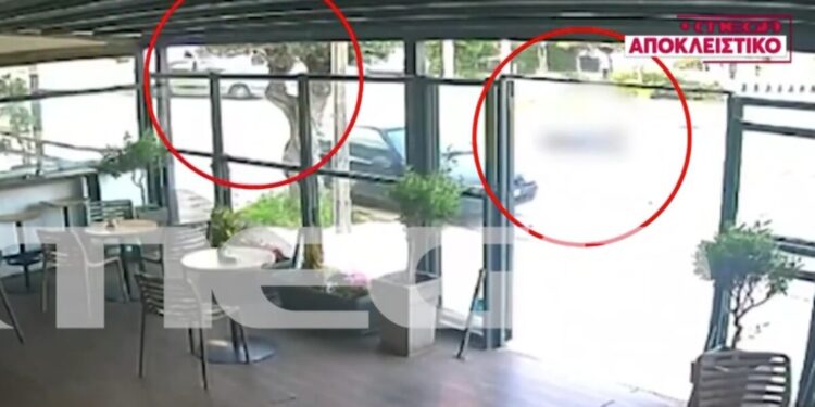 Ηλιούπολη: Παραδόθηκε ο οδηγός του πράσινου αυτοκινήτου για το τροχαίο δυστύχημα με θύμα έναν 64χρονο οδηγό μηχανής