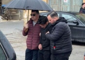 Κηδεία Ελευθερίας Γιακουμάκη: Σπαραγμός στο τελευταίο αντίο στην 43χρονη που δολοφονήθηκε από τον 40χρονο πρώην σύντροφό της