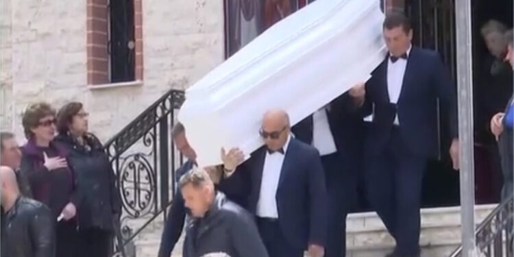 Άγιος Δημήτριος: Ράγισαν καρδιές στην κηδεία του 27χρονου που δολοφονήθηκε στο Πάρκο Ασυρμάτου – Τραγικές φιγούρες οι γονείς του