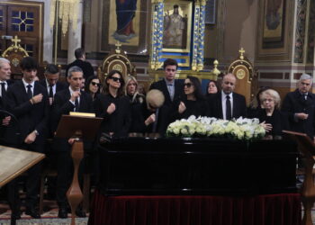 Κηδεία Μαρινέλλας: Συντετριμμένη η οικογένεια της στο «τελευταίο αντίο»