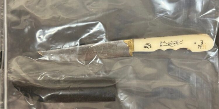 Άγιος Δημήτριος: Με αυτό το κρητικό μαχαίρι σκότωσε τον Θεόφιλο ο 20χρονος – «Το έπλυνα και το έκρυψα στον θερμοσίφωνα»