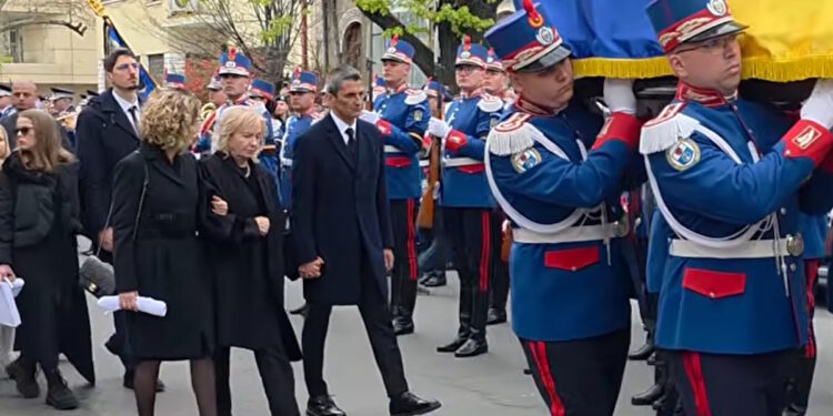 Ο Ραζβάν Λουτσέσκου «λύγισε» στον επικήδειο του πατέρα του, Μιρτσέα: «Ελπίζω να είσαι περήφανος για μένα»