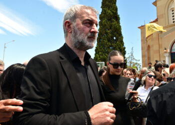 Κηδεία Γωγώς Μαστροκώστα: Σπαρακτικό το αντίο από τον Τραϊανό Δέλλα και την κόρη τους Βικτώρια – «Το μόνο που ήθελα ήταν να σε φροντίζω», «Σ’αγαπώ μαμά»