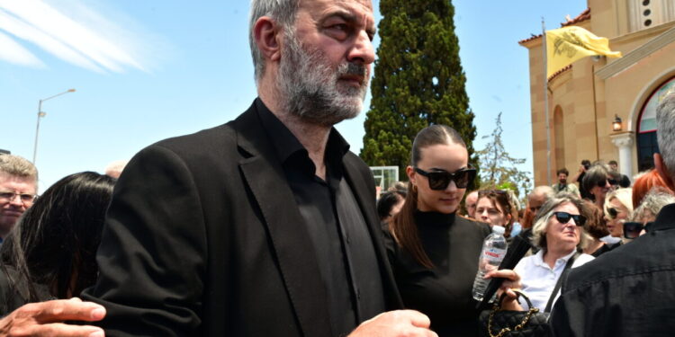 Κηδεία Γωγώς Μαστροκώστα: Σπαρακτικό το αντίο από τον Τραϊανό Δέλλα και την κόρη τους Βικτώρια – «Το μόνο που ήθελα ήταν να σε φροντίζω», «Σ’αγαπώ μαμά»