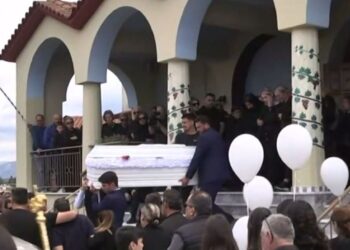 Ηλεία: Με λευκά μπαλόνια αποχαιρέτησαν τον 13χρονο Κωνσταντίνο που σκοτώθηκε σε τροχαίο με πατίνι
