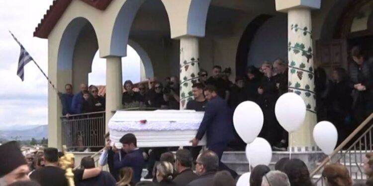 Ηλεία: Με λευκά μπαλόνια αποχαιρέτησαν τον 13χρονο Κωνσταντίνο που σκοτώθηκε σε τροχαίο με πατίνι
