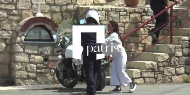 Ηράκλειο: Οργισμένη η αδερφή του 21χρονου Νικήτα επιτέθηκε στους αστυνομικούς στην κηδεία – «Ήρθατε τώρα που τον σκότωσαν»
