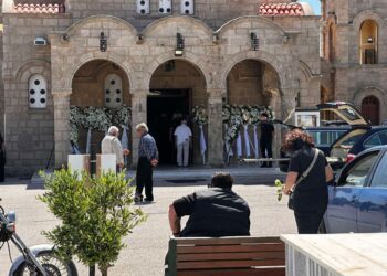 Ρόδος: Οδύνη στην κηδεία της 57χρονης μητέρας και της 26χρονης κόρης της που σκοτώθηκαν στο τροχαίο