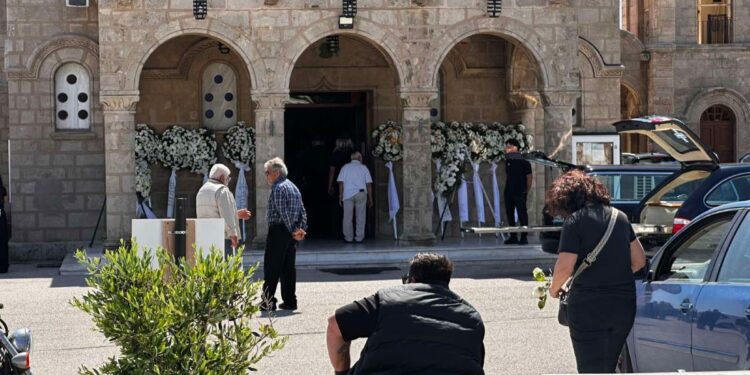 Ρόδος: Οδύνη στην κηδεία της 57χρονης μητέρας και της 26χρονης κόρης της που σκοτώθηκαν στο τροχαίο