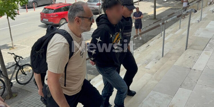 Έγκλημα στη Θεσσαλονίκη: Με πάνω από 14 μαχαιριές στο πρόσωπο κατακρεούργησε ο 30χρονος τον πατέρα του