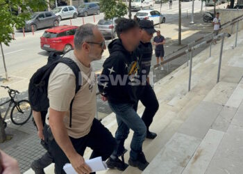 Θεσσαλονίκη: Η «αιματοβαμμένη» σκηνή του εγκλήματος και η απαθής αντίδραση του 30χρονου που δολοφόνησε τον 67χρονο πατέρα του