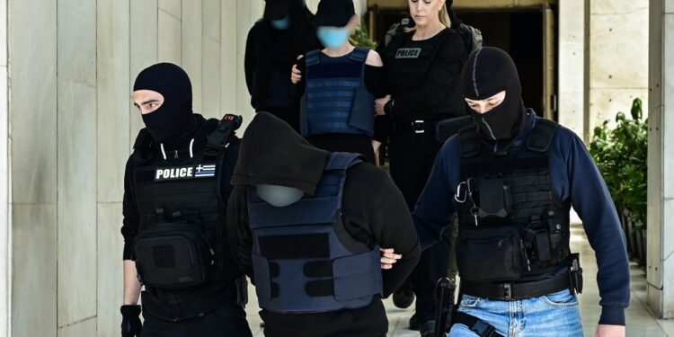 Δολοφονία στον Άγιο Δημήτριο: Με εντάσεις και ξεσπάσματα η δίκη των τριών 20χρονων για εμπλοκή στην υπόθεση