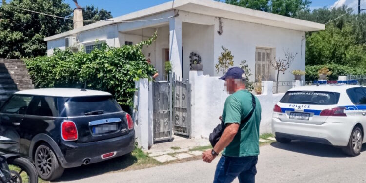 Διπλή δολοφονία στο Αίγιο: Το άγνωστο DNA και η 3η αυτοψία στο σπίτι όπου βρέθηκαν νεκροί μάνα και γιος