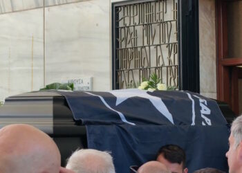 Κηδεία Ανδρέα Μαζαράκη: Τυλιγμένο με τη σημαία του Αστέρα Εξαρχείων το φέρετρο – Η χειραψία του Άδωνι Γεωργιάδη με τον Αλέξη Τσίπρα