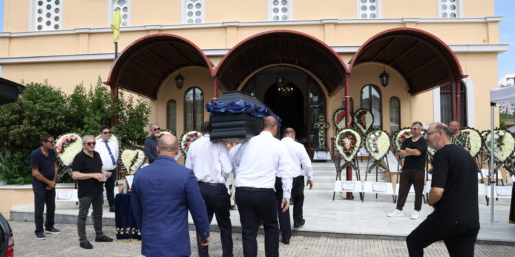 Τάκης Γκώνιας: Το τελευταίο «αντίο» στον σπουδαίο ποδοσφαιριστή – Στεφάνι από Βαγγέλη Μαρινάκη και ΠΑΕ Ολυμπιακός