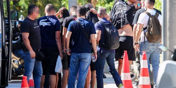 Δολοφονία 15χρονου στην Καλλιθέα: Απολογούνται οι 7 συλληφθέντες – «Διαφωνούν» για τα κίνητρα της επίθεσης, τι θα καταθέσουν