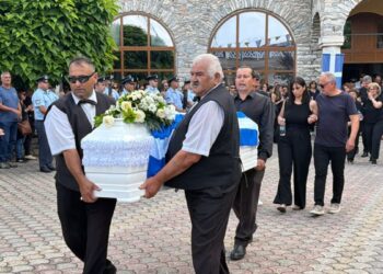 Δράμα: Σε κλίμα οδύνης η κηδεία της 45χρονης που σκότωσε με 7 μαχαιριές ο 50χρονος σύζυγός της