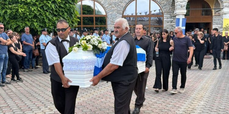 Δράμα: Σε κλίμα οδύνης η κηδεία της 45χρονης που σκότωσε με 7 μαχαιριές ο 50χρονος σύζυγός της