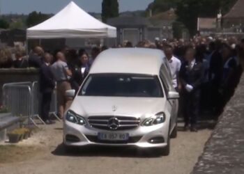 Γαλλία: Θρήνος και οδύνη για τη δολοφονία της Λιανά – Εκατοντάδες άνθρωποι στην κηδεία της 11χρονης