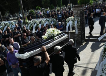 Μάριος Οικονόμου: Ράγισαν καρδιές στο τελευταίο «αντίο» για τον αδικοχαμένο παλαίμαχο ποδοσφαιριστή