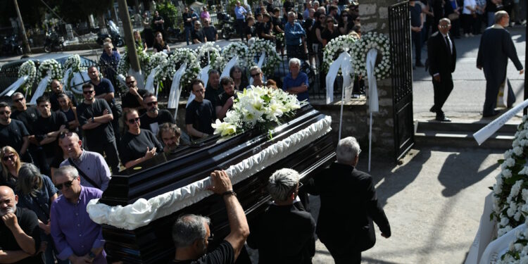 Μάριος Οικονόμου: Ράγισαν καρδιές στο τελευταίο «αντίο» για τον αδικοχαμένο παλαίμαχο ποδοσφαιριστή