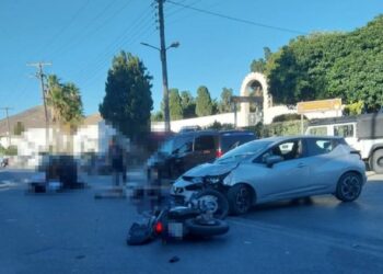 Τροχαίο στην Πάρο: Μηχανή συγκρούστηκε με αυτοκίνητο – Δύο τραυματίες