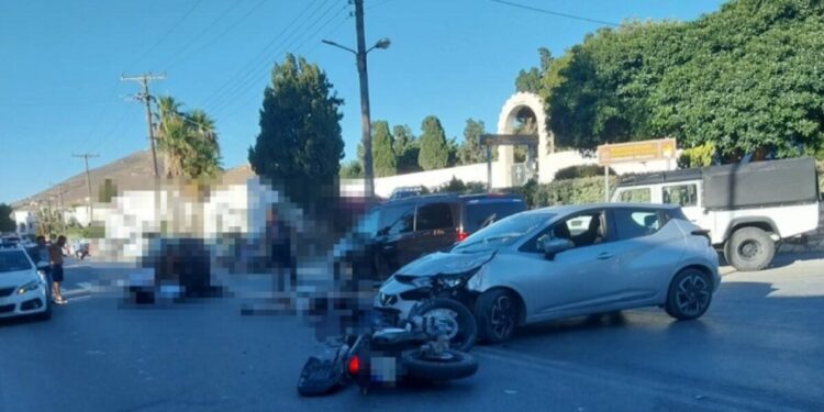 Τροχαίο στην Πάρο: Μηχανή συγκρούστηκε με αυτοκίνητο – Δύο τραυματίες