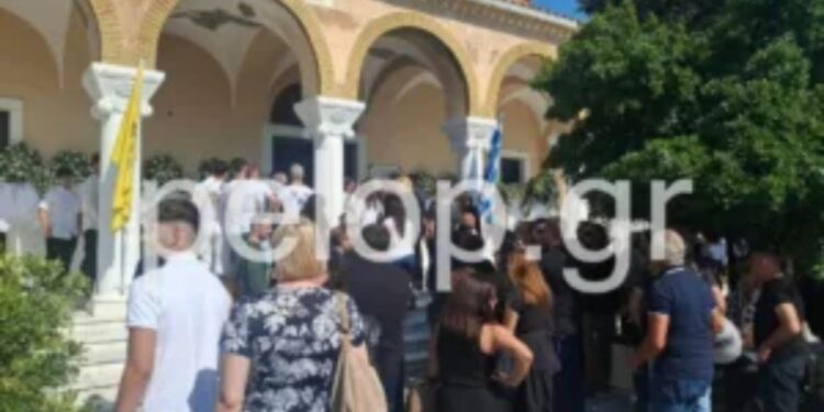 Πάτρα: Το σπαρακτικό τελευταίο «αντίο» στον Διονύση και τον 17χρονο Ηλία-Κωνσταντίνο που έχασαν τη ζωή τους σε τροχαίο