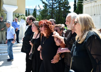 Κηδεία Σωτήρη Τσόγκα: Συγκίνηση στο τελευταίο αντίο στον ηθοποιό – Συντετριμμένη η σύζυγός του, Μαίρη Ραζή