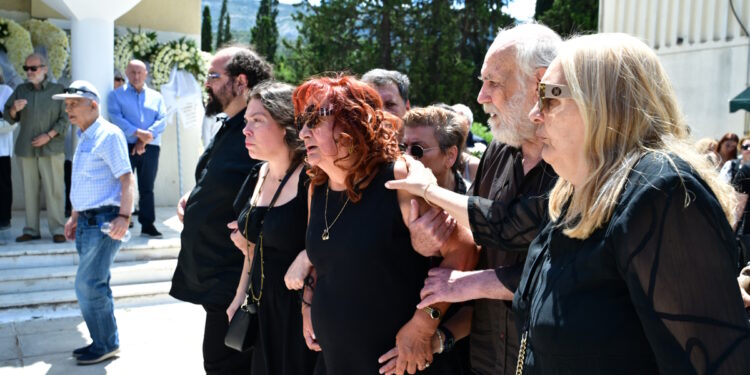 Κηδεία Σωτήρη Τσόγκα: Συγκίνηση στο τελευταίο αντίο στον ηθοποιό – Συντετριμμένη η σύζυγός του, Μαίρη Ραζή