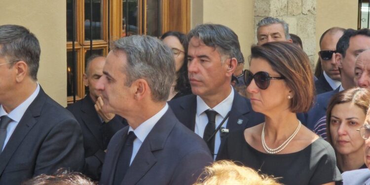 Η Αλεξία Μπακογιάννη στην κηδεία της Βάγιας Νέστορα – Ο πόνος είναι ίδιος