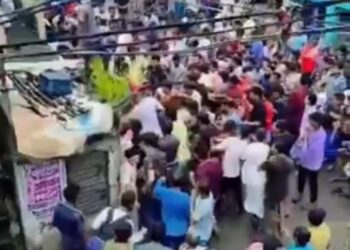 Σκηνές σοκ στην Ινδία: Άγριο λιντσάρισμα στις διαδηλώσεις για τον βιασμό και τη δολοφονία 11χρονης – Δεκάδες συλλήψεις