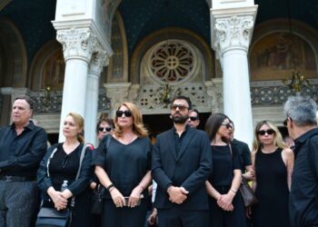 Κηδεία Μάρως Κοντού: Η Ελλάδα αποχαιρέτησε την «Ελενίτσα» της με ένα θερμό χειροκρότημα – Συγκίνησαν οι επικήδειοι