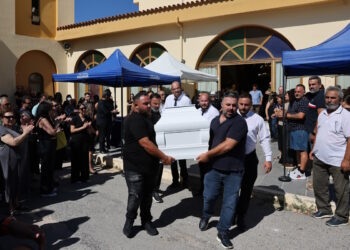 Ηράκλειο: Θρήνος στην κηδεία της δημοσιογράφου Μαρίας Αντωνογιαννάκη – Βουβός πόνος στο τελευταίο «αντίο»