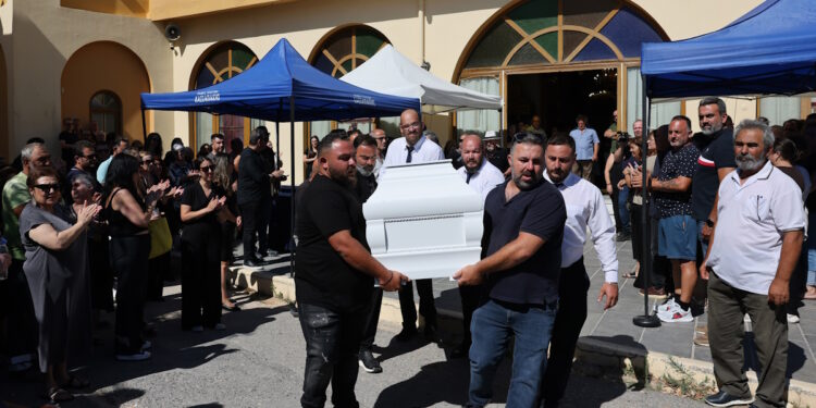 Ηράκλειο: Θρήνος στην κηδεία της δημοσιογράφου Μαρίας Αντωνογιαννάκη – Βουβός πόνος στο τελευταίο «αντίο»
